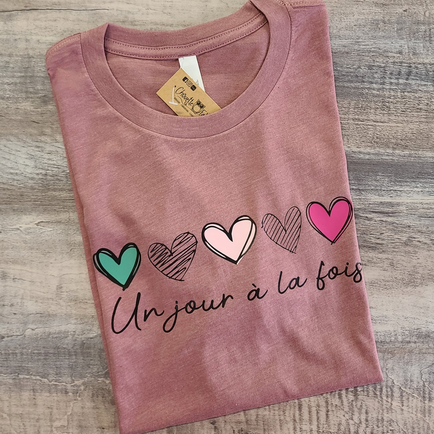 T-shirt unisexe à col rond - Un jour à la fois - COEURS - Choix Couleurs Tissu